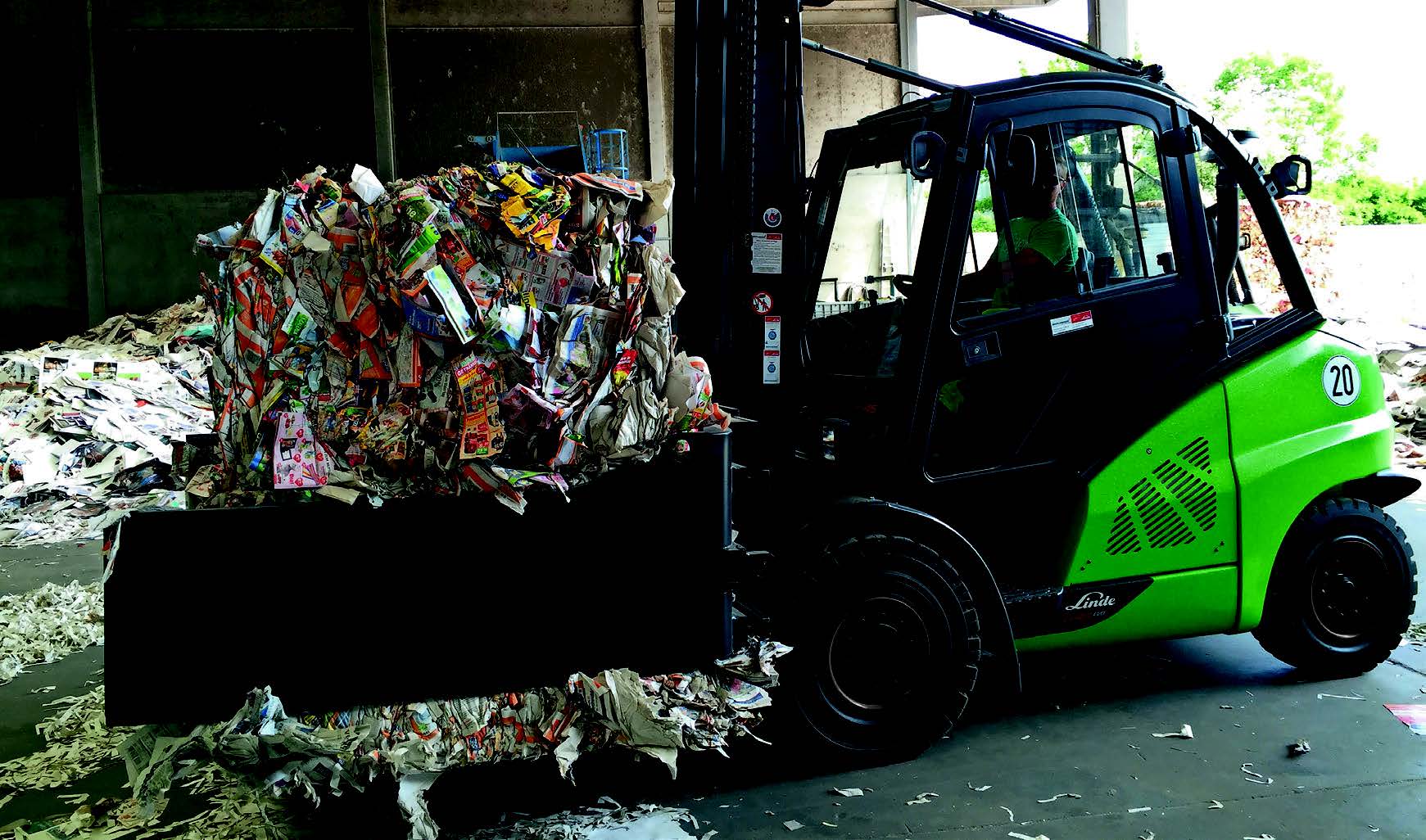 Der aufbereitete Linde H45D in Firmenfarbe der GRAU Recycling GmbH ist mit der Recyclingklammer perfekt für den Altpapiertransport geeignet.